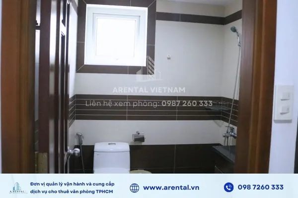 Văn phòng trọn gói 30m2 Quận 7 có thiết kế nhà vệ sinh riêng đảm bảo riêng tư. Phòng vệ sinh riêng đảm bảo sự thuận tiện cho công ty.