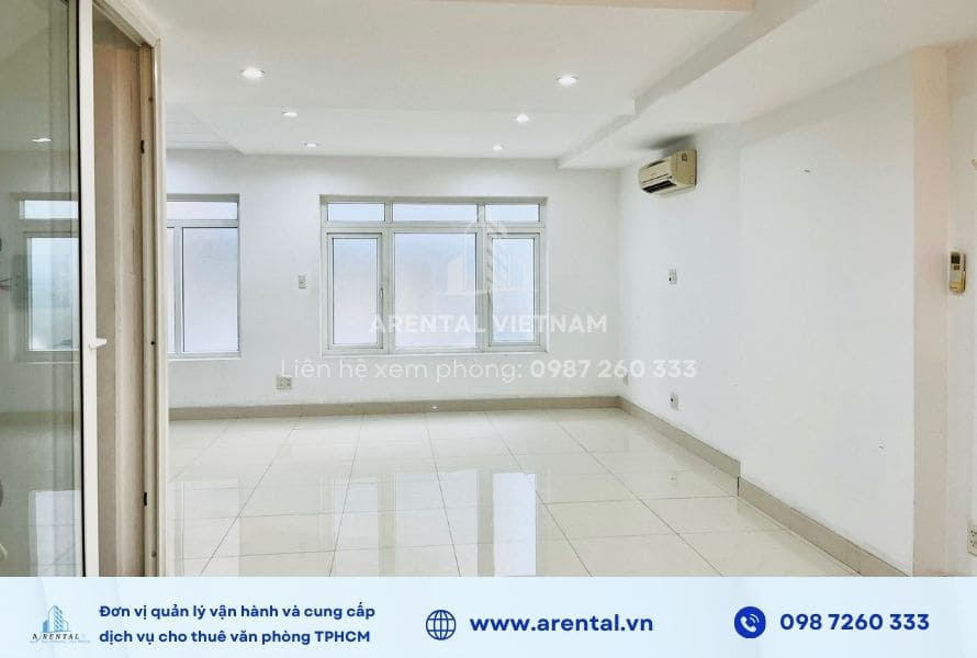 Văn phòng trọn gói 45m2 Quận 7 được lắp đặt hệ thống cửa số giúp lấy ánh sáng tự nhiên. Cửa sổ kính viền kim loại giúp văn phòng đón sáng tự nhiên tốt.