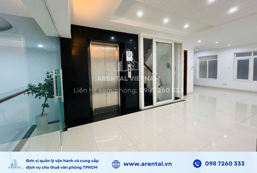 Mặt bằng chữ L của văn phòng trọn gói 45m2 Quận 7.< Thiết kế hiện đại, tối giản của văn phòng 45m2 cho thuê trọn gói tại Arental Vietnam.