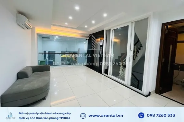 Văn pòng trọn gói 45m2 Quận 7 bao gồm khu vực ban công, khu vực tiếp khách và khu vực làm việc. Văn phòng có thiết kế bạn công kính, nhà vệ sinh riêng và được bố trí 1 sofa mềm.