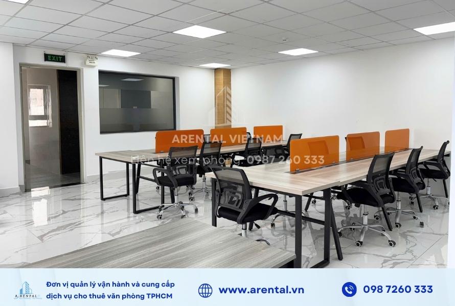 Không gian văn phòng trọn gói 50m2 quận 2 với hệ thống đèn sáng sủa, sàn nhà lát gạch, và tường trắng. 