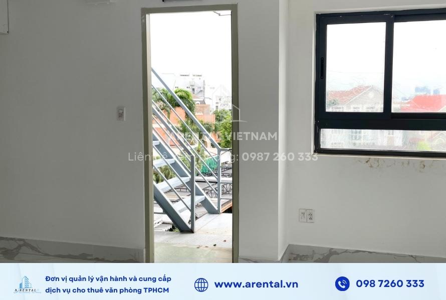 Lối thoát hiểm ngay bên trong văn phòng trọn gói 50m2 quận 2.