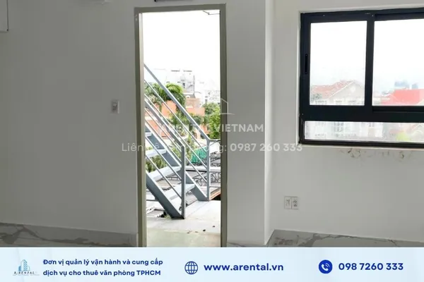 Lối thoát hiểm ngay bên trong văn phòng trọn gói 50m2 quận 2.