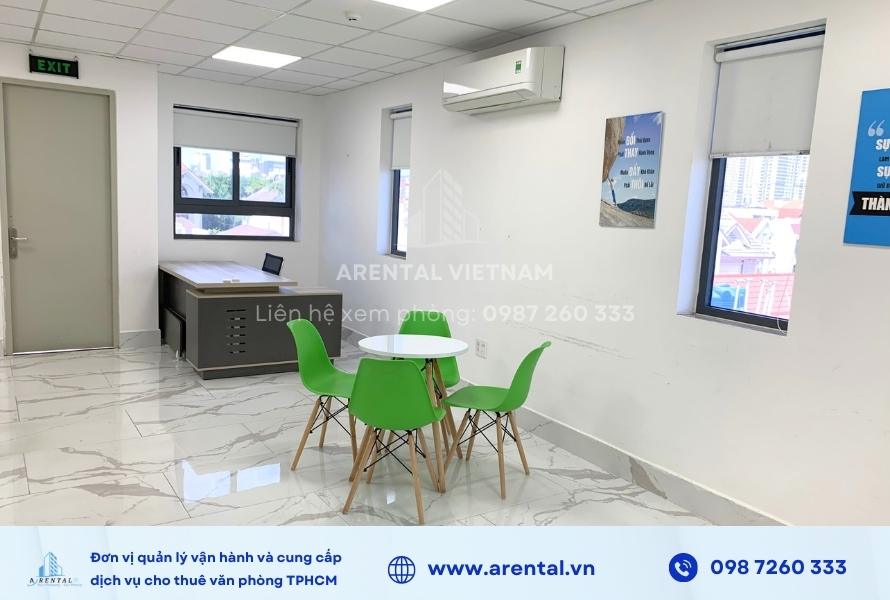 Khu vực làm việc riêng của sếp tại văn phòng trọn gói 55m2.