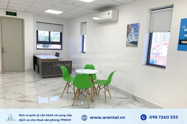 Khu vực làm việc của sếp và tiếp khách trong không gian văn phòng trọn gói 55m2 Quận 2. Khu vực làm việc riêng của sếp tại văn phòng trọn gói 55m2.