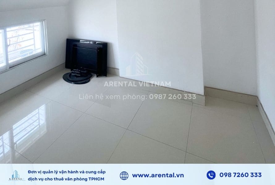 Văn phòng có cửa sổ nhỏ giúp đón sáng tự nhiên tốt.