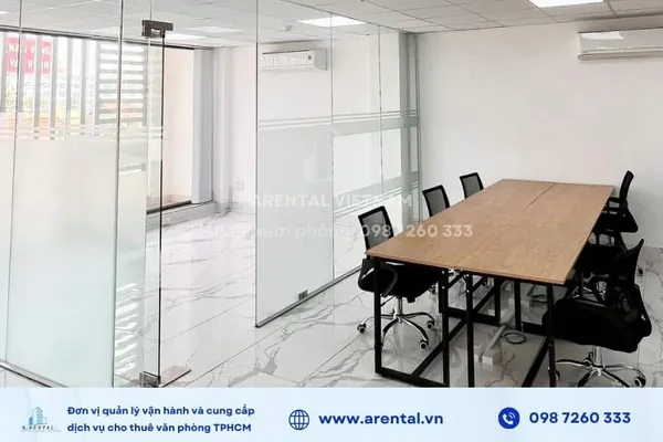 Khu vực phòng riêng được ngăn cách bởi kính.