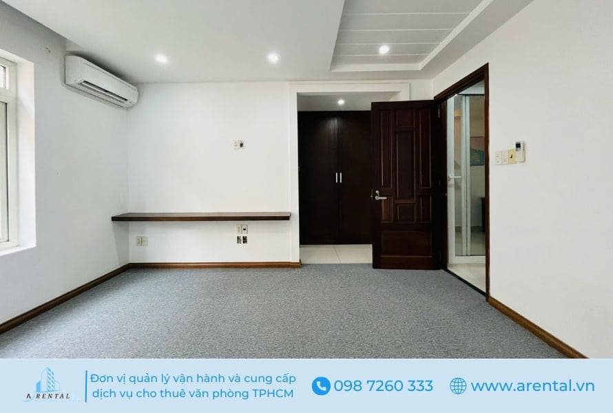 Văn phòng trọn gói 30m2 được lắp đặt sẵn máy lạnh và một số nội thất cơ bản.