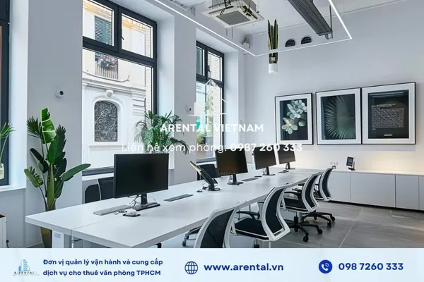 Không gian chính với dãy bàn dài trong văn phòng 150m2 Quận 1