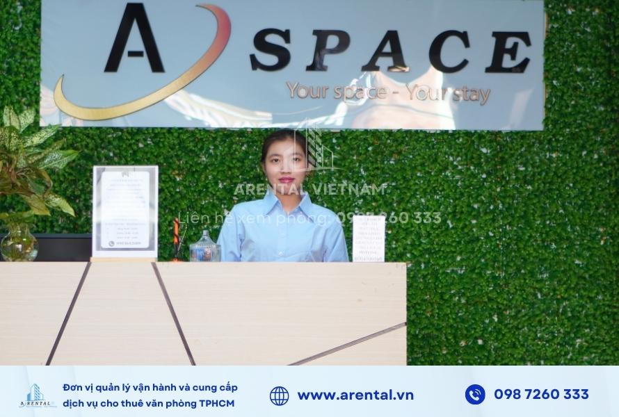 Lễ tân chuyên nghiệp hỗ trợ khách hàng tại Arental Vietnam.