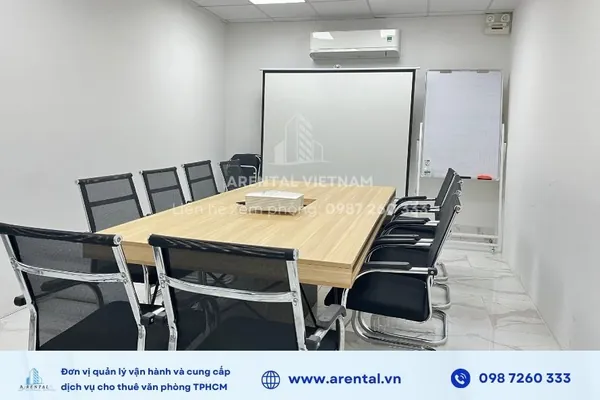 Phòng họp sức chứa 10 người được trang bị đầy đủ thiết bị.