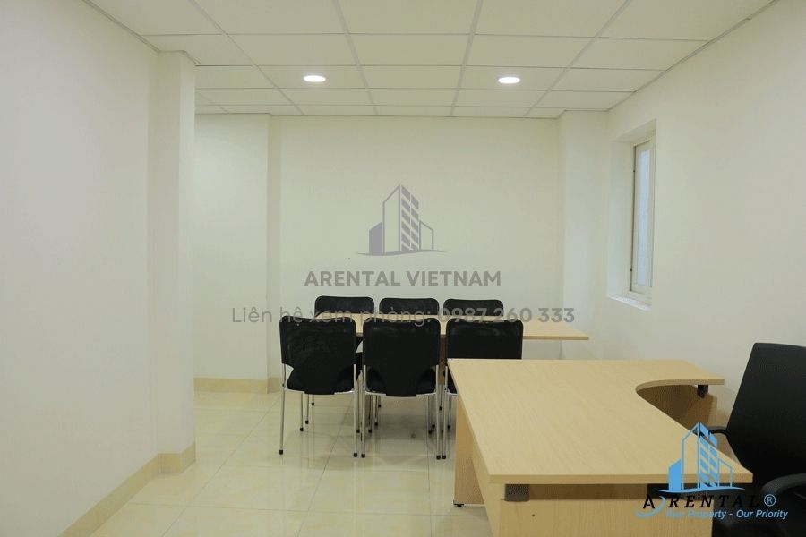 Gợi ý cách sắp xếp chia 2 khu: khu vực cho giám đốc và khu vực chỗ ngồi cho nhân viên theo phong cách tối giản.