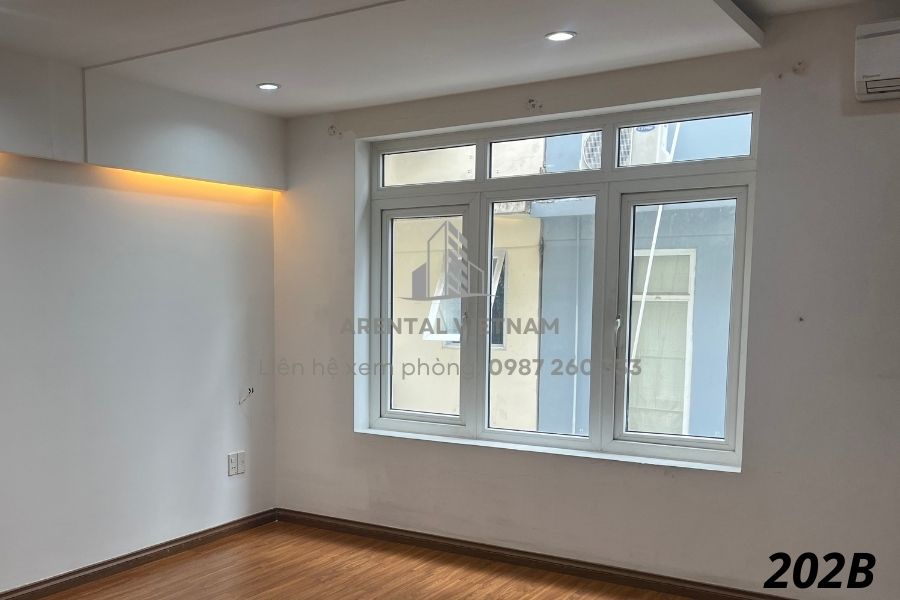 cửa sổ lớn của văn phòng truyền thống 30m2 quận 7