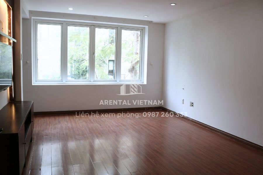 Cửa sổ đón sáng trong văn phòng 40m2 quận 7.