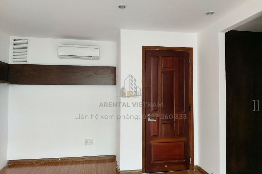 Tường sơn trắng cùng 1 điều hoa lắp đặt sẵn trong không gian văn phòng.