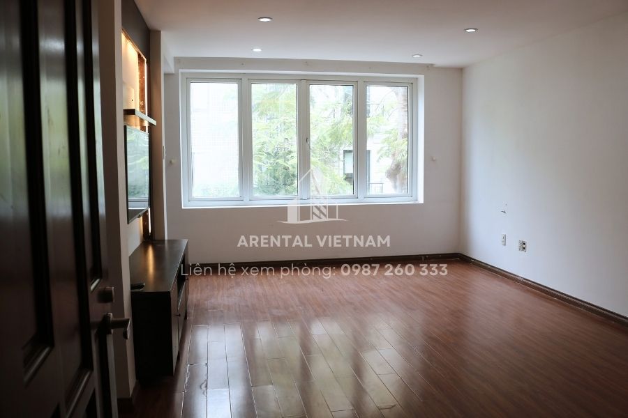 Sàn gỗ và tường trắng của văn phòng làm việc 40m2 quận 7.