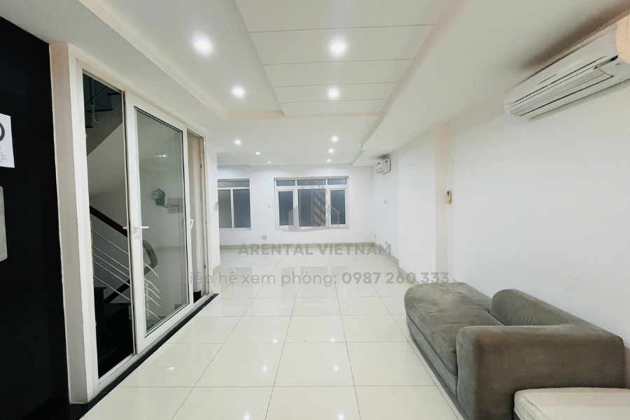 Không gian phía bên trong văn phòng truyền thống 45m2 cho thuê tại quận 7.