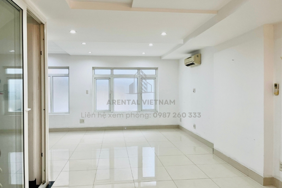 Tổng thể không gian văn phòng mang lại cảm giác trang nhã.