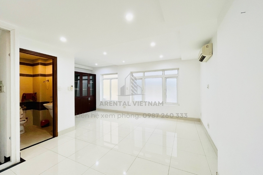 Hệ thống chiếu sáng hiện đại được lắp đặt bên trong văn phòng.