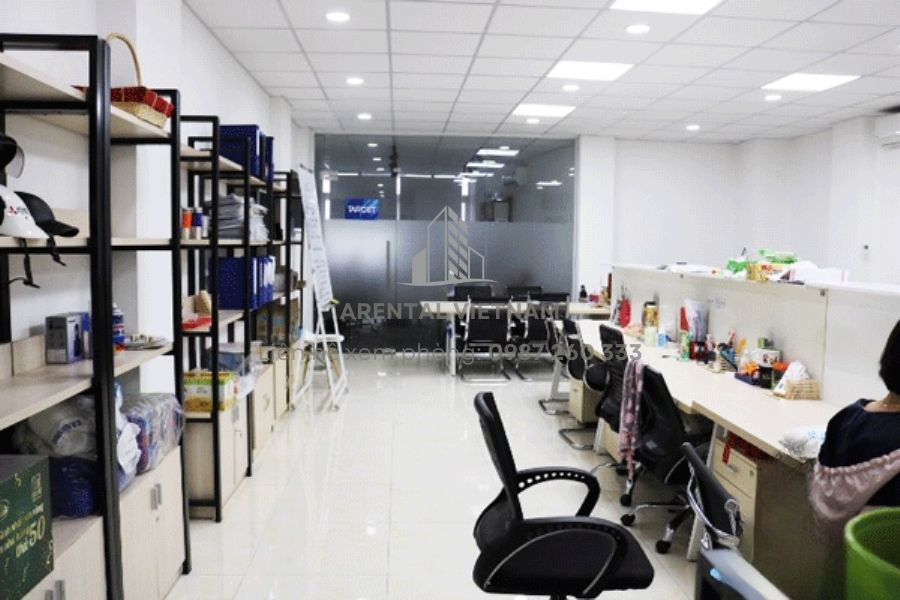 Không gian làm việc tại văn phòng truyền thống 50m2 quận Phú Nhuận.