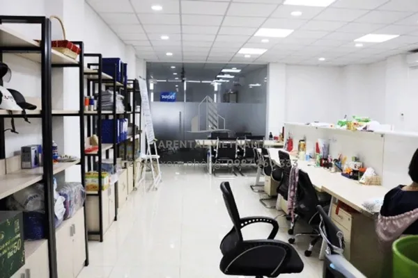 Không gian làm việc tại văn phòng truyền thống 50m2 quận Phú Nhuận.