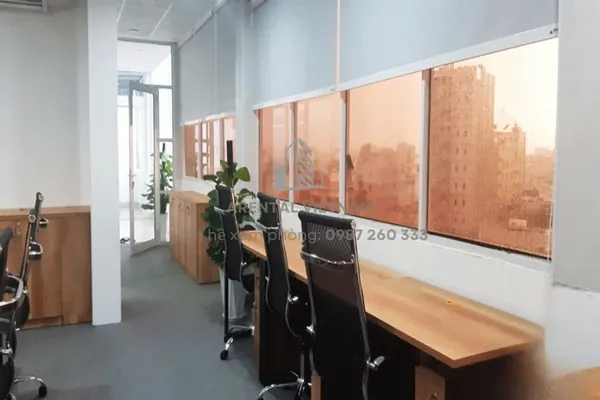 Kết hợp nội thất màu gỗ, màu đen giúp phòng làm việc trông hiện đại hơn.