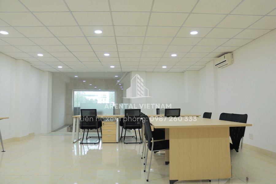 Bố trí bàn ghế làm việc bên trong của văn phòng cho thuê 90m2 - Phú Nhuận.