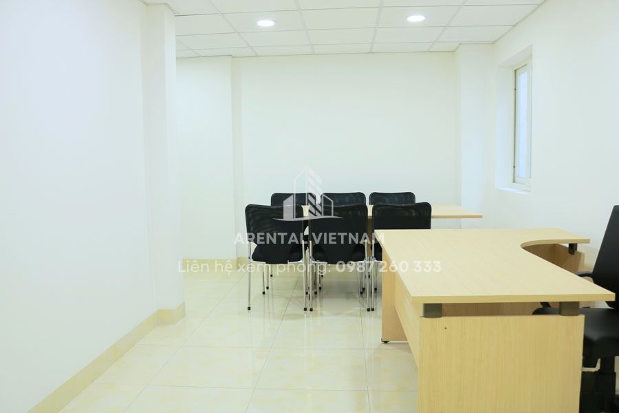 Không gian khu vực phòng nhỏ phía trong của văn phòng truyền thống 90m2 Phú Nhuận.