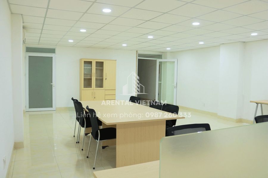 Tủ hồ sơ lớn được trang bị sẵn khi thuê văn phòng 90m2 quận Phú Nhuận.